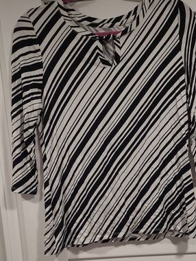croft & barrow Black and White Diagonal Stripe Long Sleeve Top